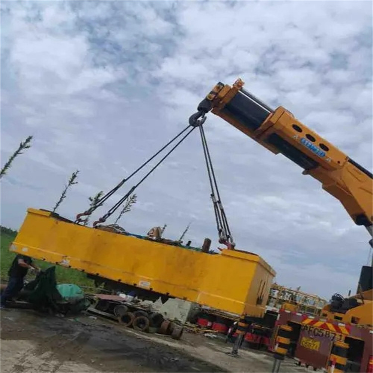 马湾镇吊运集装箱的吊车